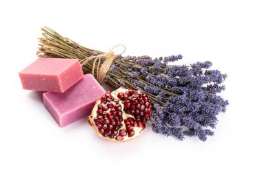 Beyaz arka plan görünümlü ev yapımı spa için lavanta ve nar içeren doğal kozmetik ürünleri..
