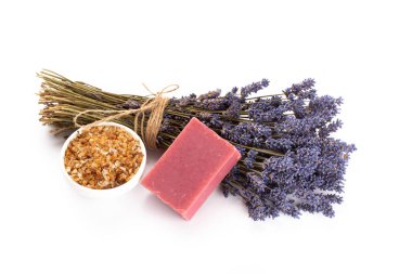 Lavanta ve turuncu doğal kozmetik ürünleri, beyaz arka planda ev yapımı spa için limon..