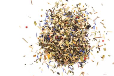 Beyaz arka planda bitki çayı. Meyve ve bitkisel, çay, zerdeçal, zencefil rengi üst görünüm. 