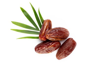 Kuru tarihler beyaz arkaplanda izole edilmiş. Üst Manzara. Düz uzanma deseni.