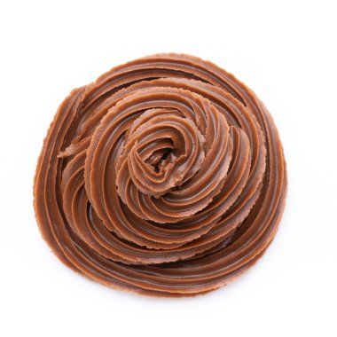 Beyaz arka planda izole edilmiş çikolata kremi. Düz yatıyordu.