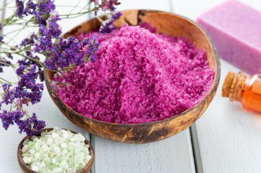 Doğal deniz tuzlu spa seti. Salon tedavisi daveti için spa konsepti veya şablonu. 