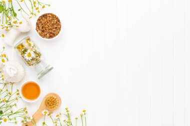 Doğal kozmetik ürünleri ve açık arkaplanda papatya çiçekleri ile kompozisyon aroması.