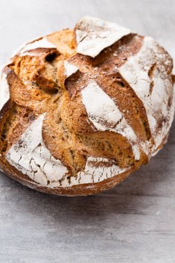 Koyu gri mutfak masasında taze pişmiş ekmek..