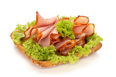 Beyaz arka planda domuz jambonlu sandviç..