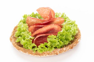 Beyaz arka planda salamlı sandviç.. 