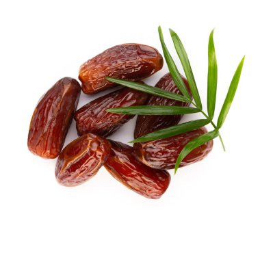 Kuru tarihler beyaz arkaplanda izole edilmiş. Üst Manzara. Düz uzanma deseni.