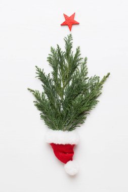 Noel tebrik kartı. Beyaz ahşap arka planda dekorasyon. Yeni yıl konsepti. Uzayı kopyala Düz yatıyordu. Üst görünüm.