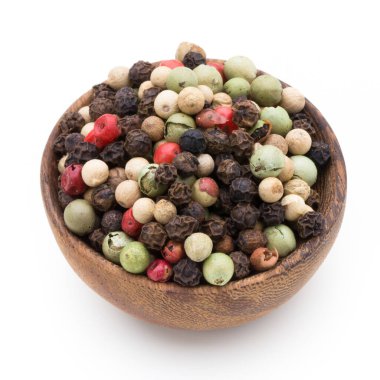 Beyaz arka planda kaşıkta biber tohumu.