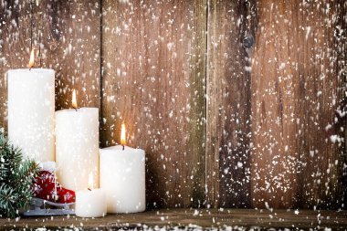 Noel mumları ve ışıklar. Noel arkaplanı.