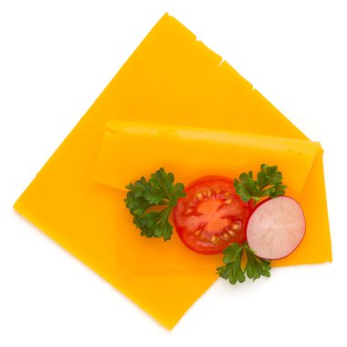 Beyaz arka planda izole edilmiş peynir dilimi.