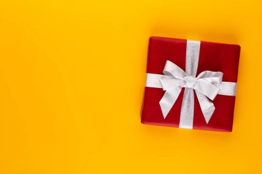 Renkli tablo görünümünde hediye ya da hediye kutusu. Doğum günü, anneler günü ya da düğün için düz kompozisyon.