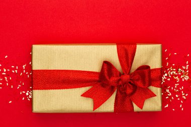 Şenlikli pastel arka plan. Noel yıldızları ve parıldayan parıltılar, pastel arka planda konfeti. Noel zamanı. Düğün için. Doğum günü. Sevgililer Günü. Düz yatıyordu.