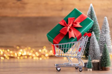 Tahtada renkli bir Noel ağacı, bokeh arka plan. Noel kutlaması konsepti. Tebrik kartı.