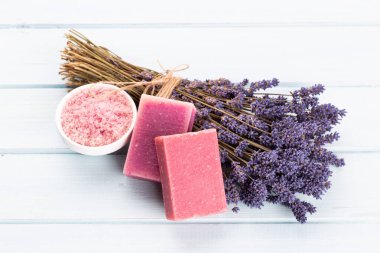 Lavanta ve turuncu doğal kozmetik ürünleri, beyaz arka planda ev yapımı spa için limon..