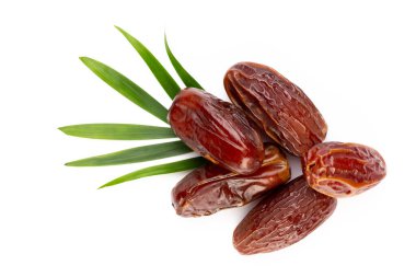 Kuru tarihler beyaz arkaplanda izole edilmiş. Üst Manzara. Düz uzanma deseni.