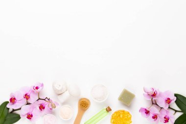 Spa aromaterapi kozmetik ürünler konsepti, orkide, bir metin için bir arkaplan, düz uzanma, yukarıdan görünüm.