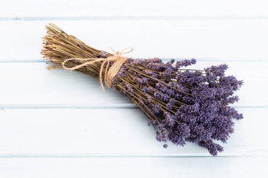 Lavanta ve turuncu doğal kozmetik ürünleri, beyaz arka planda ev yapımı spa için limon..