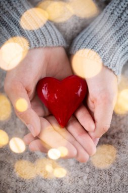 Noel süslemeli klasik Noel arkaplanı. Noel tebrik kartı. Bokex gümüşü arka planda şenlik dekorasyonu. Yeni yıl konsepti. Uzayı kopyala Düz yatıyordu. Üst görünüm.