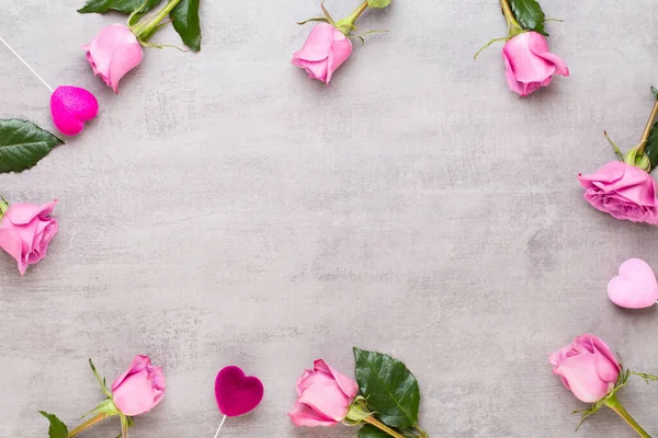 Λουλούδια Κάρτα Χαιρετισμού Σκελετός Από Ροζ Τριαντάφυλλο Γκρι Φόντο Επίπεδο — Φωτογραφία Αρχείου