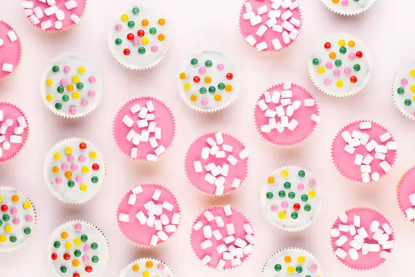 Flera Färgglada Snyggt Dekorerade Muffins Vit Bakgrund Ovanifrån — Stockfoto