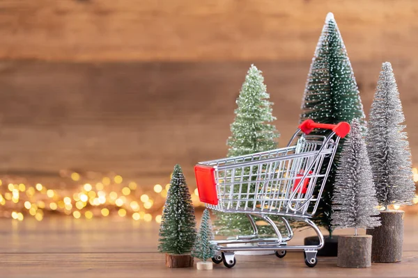木製のカラフルなクリスマスツリー ボケの背景 クリスマスのお祝いの概念 グリーティングカード — ストック写真