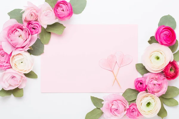 Schöne Farbige Hahnenfußblüten Auf Weißem Hintergrund Valentinstag Grußkarte — Stockfoto