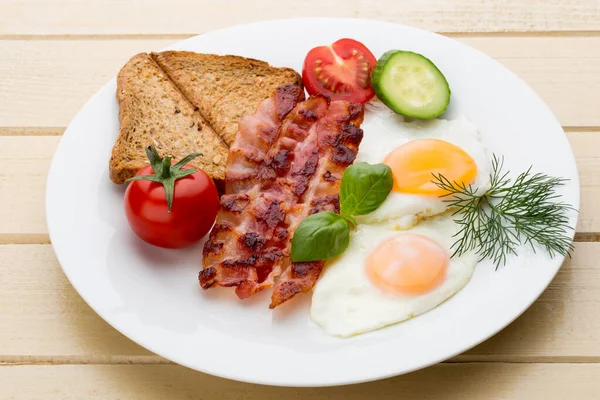 Sağlıklı Kahvaltı Için Iki Sahanda Yumurta Pastırma Seçici Odak — Stok fotoğraf