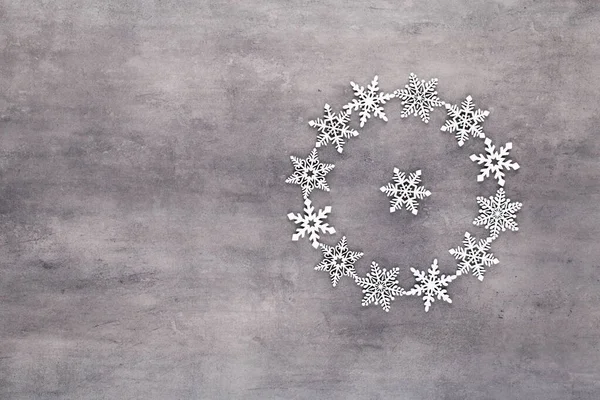 Świąteczna Kompozycja Białe Płatki Śniegu Dekoracje Wieniec Szarym Tle Święta — Zdjęcie stockowe