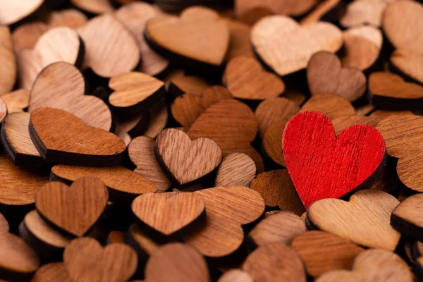 Pozadí Dřevěných Srdcí Červené Srdce Spousta Dekorativních Dřevěných Srdcí Jako — Stock fotografie