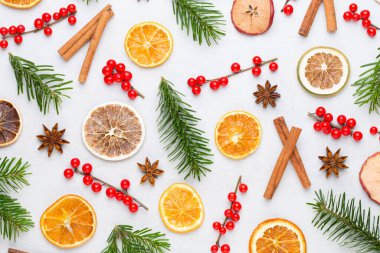 Noel kompozisyonu. Beyaz arka planda hediyeler, koniler. Noel, kış, yeni yıl konsepti. Düz konum, üst görünüm, kopyalama alanı. Düz yatıyordu. Üst görünüm.