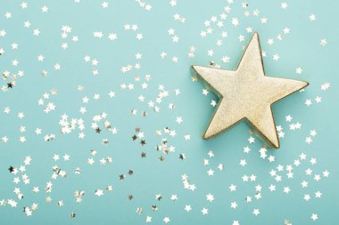 Parlak bir Noel geçmişi var. Yıldız tozu ve altın parıltı. Web ve yazdırma için tatil arkaplanı.