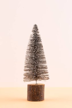 Pastel renkli arka planda Noel ağacı. Noel veya Yeni Yıl Minimum Konsept.