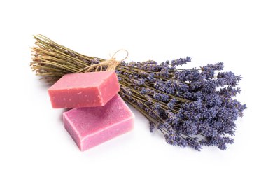 Beyaz arka plan görünümlü ev yapımı spa için lavanta ve nar içeren doğal kozmetik ürünleri..