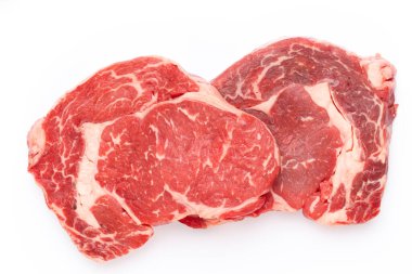 Beyaz arka planda taze çiğ biftek izole edilmiş..