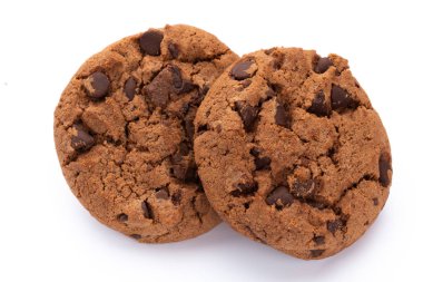 Beyaz arka planda izole edilmiş çikolatalı kurabiyeler. Tatlı bisküviler. Ev yapımı pasta.. 