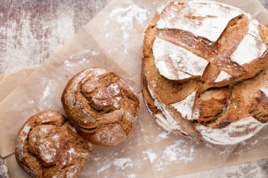 Koyu gri mutfak masasında taze pişmiş ekmek..