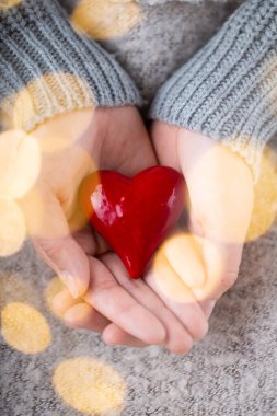 Noel süslemeli klasik Noel arkaplanı. Noel tebrik kartı. Bokex gümüşü arka planda şenlik dekorasyonu. Yeni yıl konsepti. Uzayı kopyala Düz yatıyordu. Üst görünüm.