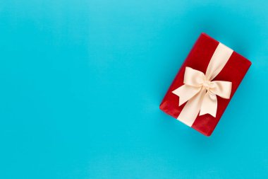 Noel kompozisyonu. Renkli arka planda Noel süslemeleri. Düz konum, üst görünüm, kopyalama alanı.