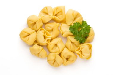 Ev yapımı makarna, çiğ otlu tortellini..