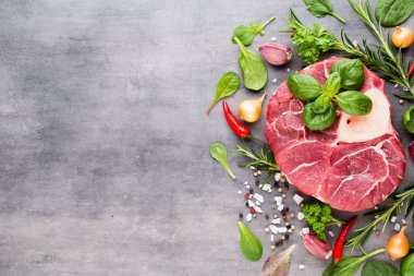 Çiğ taze et, baharatlı ve malzemeli pirzola..