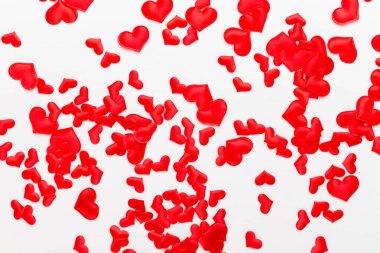 Sevgililer Günü arkaplanı, beyaz ahşap arka planda kırmızı kalpler..