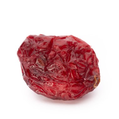 Kurutulmuş yaban mersini beyaz arka planda izole edilmiş.