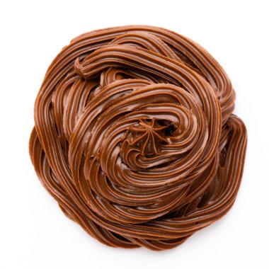 Beyaz arka planda izole edilmiş çikolata kremi. Düz yatıyordu.