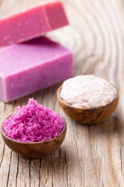 Doğal deniz tuzlu spa seti. Salon tedavisi daveti için spa konsepti veya şablonu. 