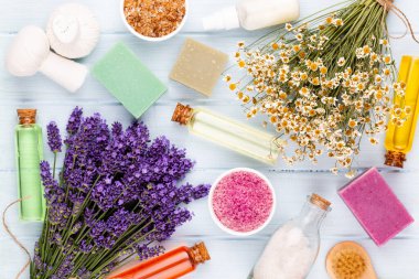 Temel yağ ve lavanta, çiçekli papatya tuzu..