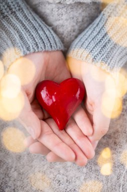 Noel süslemeli klasik Noel arkaplanı. Noel tebrik kartı. Bokex gümüşü arka planda şenlik dekorasyonu. Yeni yıl konsepti. Uzayı kopyala Düz yatıyordu. Üst görünüm.