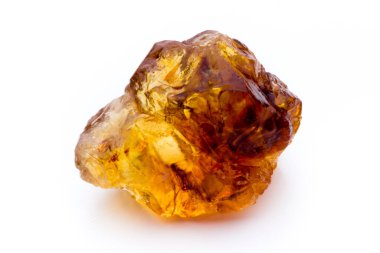 Kahverengi karamelli şeker küpü beyaz zemin üzerinde izole.