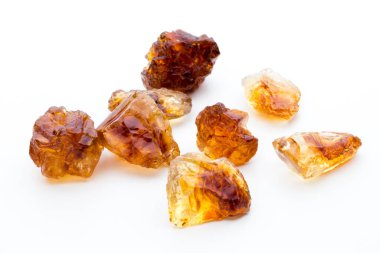 Kahverengi karamelli şeker küpü beyaz zemin üzerinde izole.