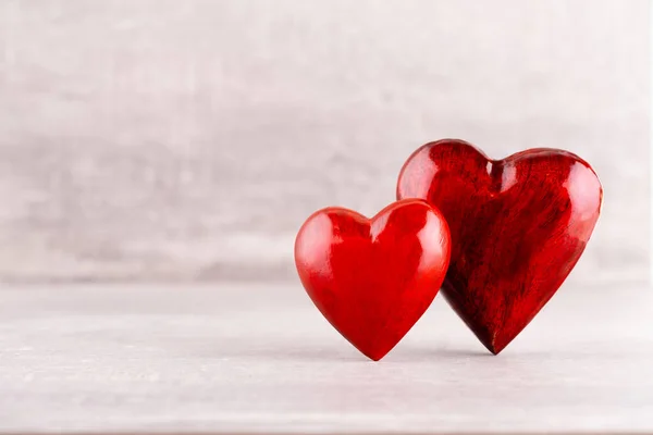 バレンタインデーの背景に赤い心を持つ グリーティングカード — ストック写真